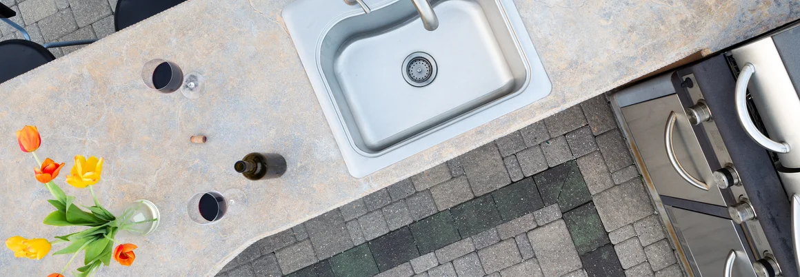 Spüle in einer Outdoor-Küche